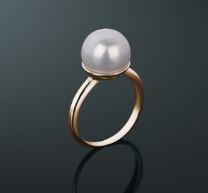 Золотое кольцо с жемчугом без вставок кп-68жб: белый пресноводный жемчуг, золото 585°